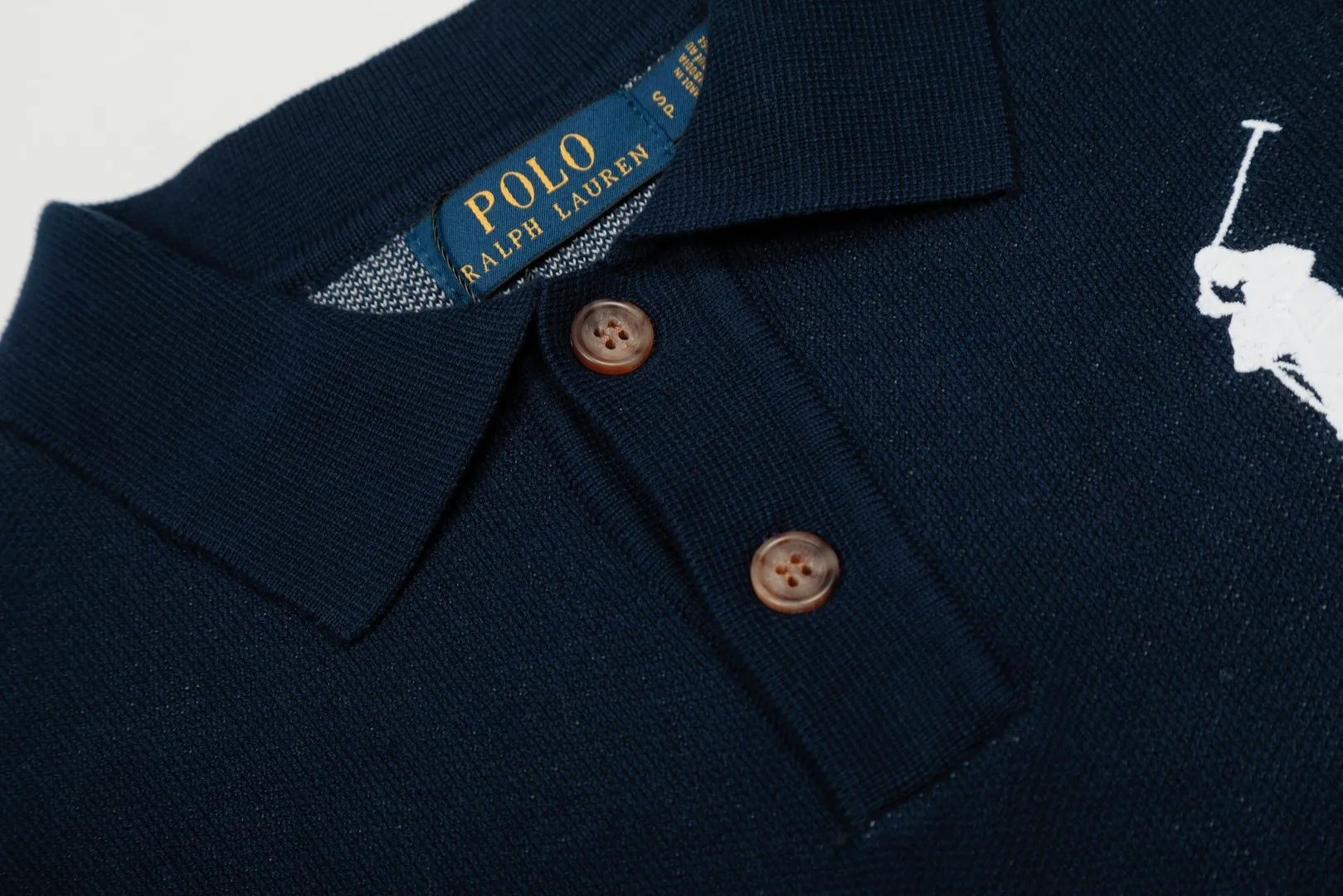 P250 Top quality" Style number: DS164# (not off the shelves all year round) [Ralph Lauren autumn and winter Malaysia embroidered logo knitted POLO lapel sweater] ✅Ralph Lauren Ralph Lauren classic basic lapel POLO same style knitted autumn and winter sweater for men and women ✅Main supplier platform live broadcast Wholesale entity Replenish when out of stock Not off the shelf ✅ZP quality 1:1 version Scan the code to enter the GF website Counter quality ✅Detailed quality is the only one in Guangzhou Imported quality cotton yarn, 750g weight, focusing on high-end, cost-effective, good quality, needless to say, ✅The version is restored to the original order, the maximum size can be worn up to 190 pounds, loose, comfortable and stress-free, ✅The upper body is simple and easy to match, a must-have for male gods. Good-looking clothes are never picky. A must-have in couples' wardrobes. Size: S-XL. Color: Milk white, gray, black and white, black and red, navy white label, navy red label
